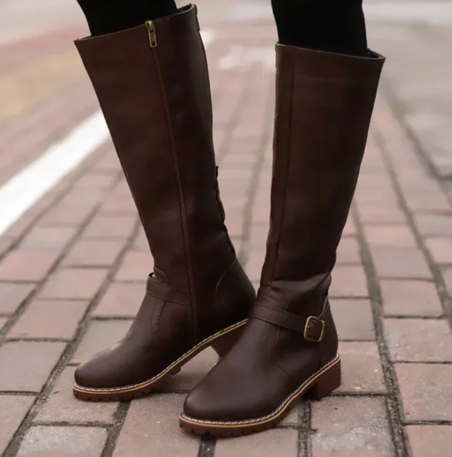 Women’s trendy boots in dark brown with gel sole and cushioned footbed, comfortable and non-slip for work and everyday wear.