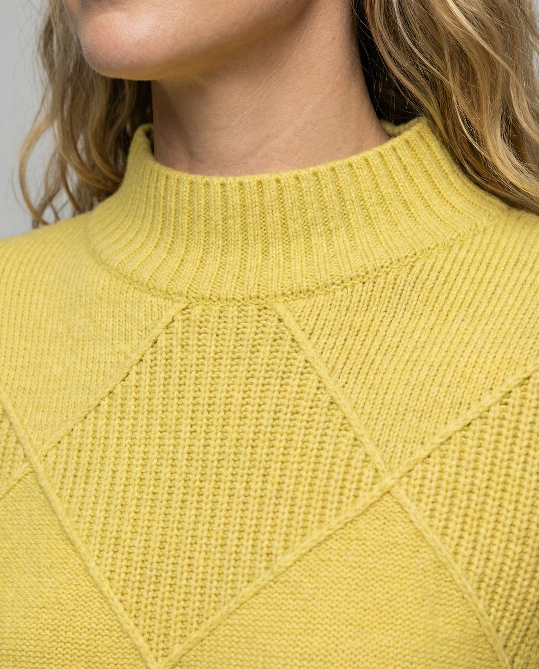 Women’s soft turtleneck sweater in yellow, warm and comfortable, stylish for casual and elegant winter outfits.