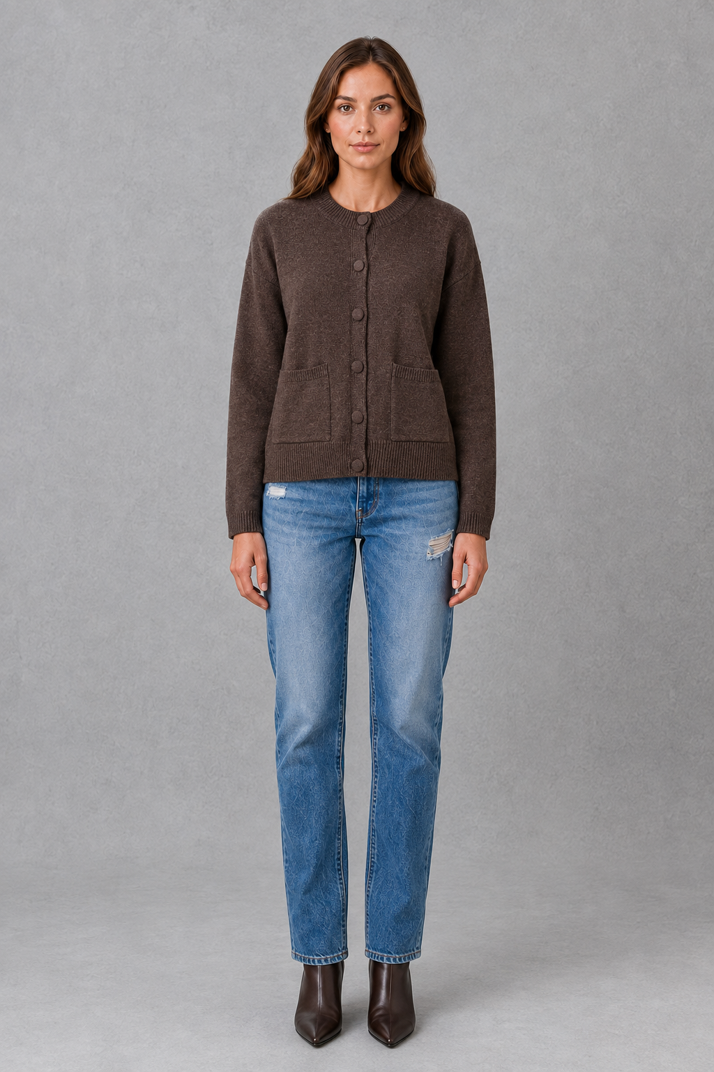 Shop this women’s chunky knit cardigan with a relaxed fit, round neck and thick knitted texture. A cosy everyday layer for autumn and winter.