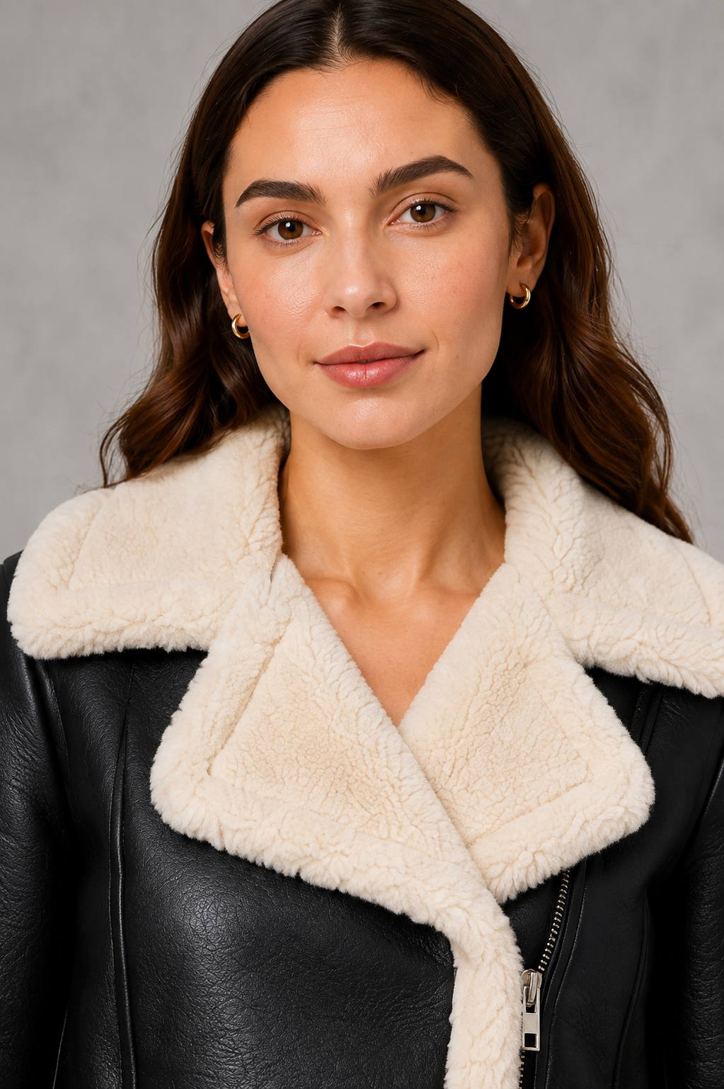 Women’s cropped winter jacket with a soft faux fur collar, contemporary silhouette and elegant finish for smart-casual and evening styling.