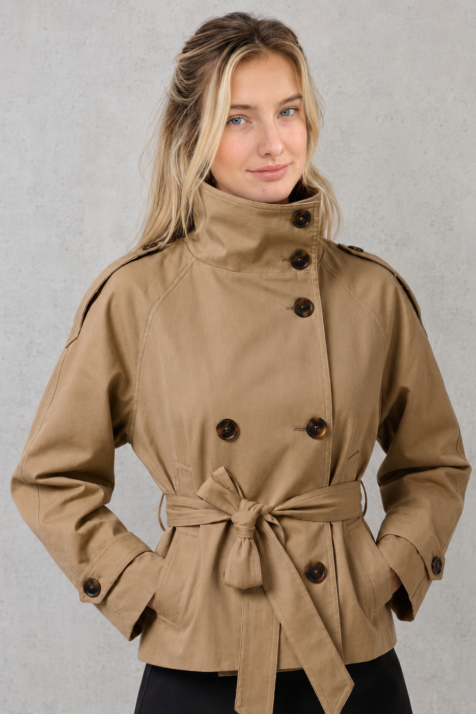 Women's short belted trench coat in a classic tailored design with an adjustable waist belt, lightweight fabric and a flattering fit, ideal for spring, autumn and everyday wear.