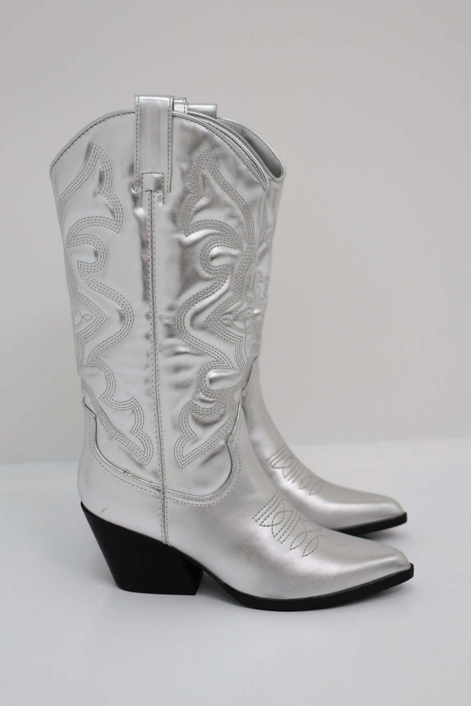 Women’s Western high boots in silver with pointed toe and cowboy detailing, stylish and comfortable for casual and festival outfits.1