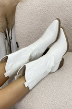 Women’s Western high boots in white with pointed toe and cowboy detailing, stylish and comfortable for casual and festival outfits.1