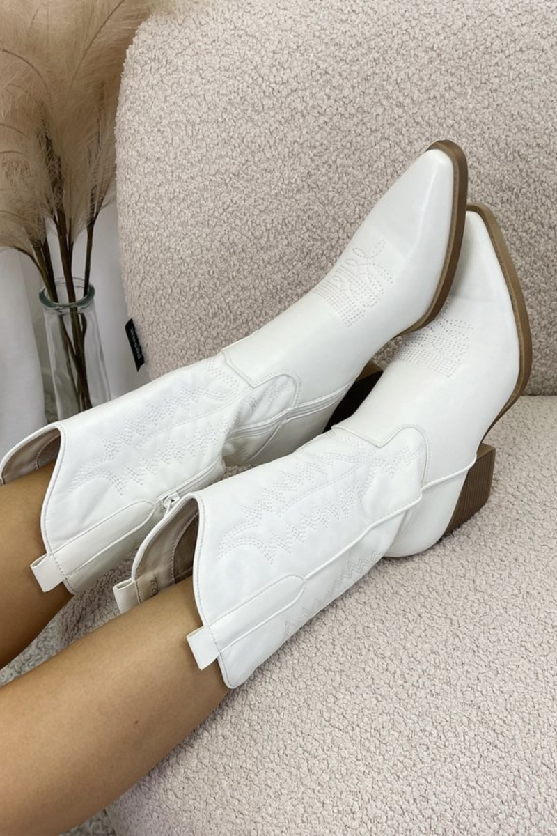 Women’s Western high boots in white with pointed toe and cowboy detailing, stylish and comfortable for casual and festival outfits.1