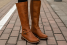 Women’s trendy boots in brown with gel sole and cushioned footbed, comfortable and non-slip for work and everyday wear.