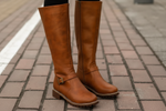 Women’s trendy boots in brown with gel sole and cushioned footbed, comfortable and non-slip for work and everyday wear.