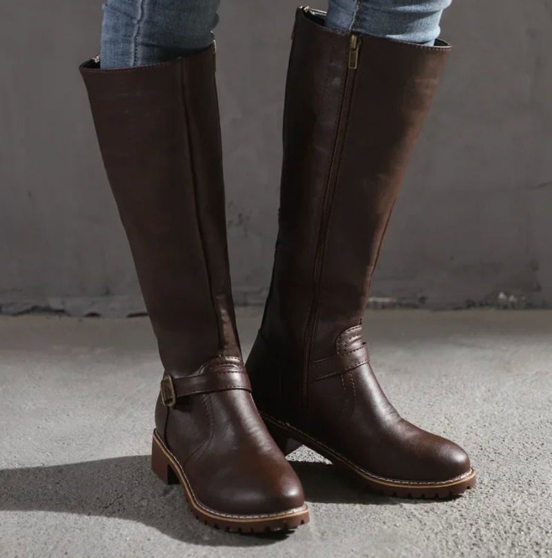 Women’s trendy boots in dark brown with gel sole and cushioned footbed, comfortable and non-slip for work and everyday wear.