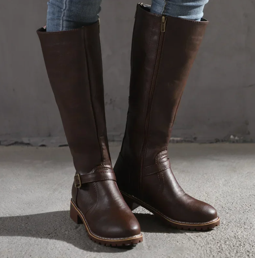 Women’s trendy boots in dark brown with gel sole and cushioned footbed, comfortable and non-slip for work and everyday wear.