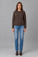 Shop this women’s chunky knit cardigan with a relaxed fit, round neck and thick knitted texture. A cosy everyday layer for autumn and winter.