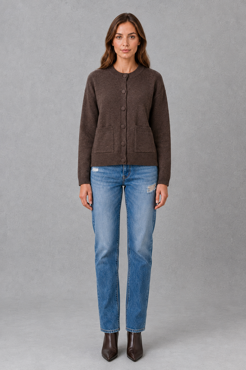 Shop this women’s chunky knit cardigan with a relaxed fit, round neck and thick knitted texture. A cosy everyday layer for autumn and winter.
