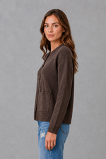 Shop this women’s chunky knit cardigan with a relaxed fit, round neck and thick knitted texture. A cosy everyday layer for autumn and winter.