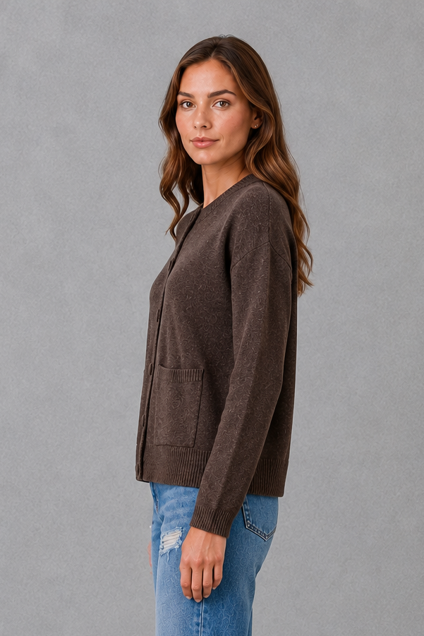 Shop this women’s chunky knit cardigan with a relaxed fit, round neck and thick knitted texture. A cosy everyday layer for autumn and winter.