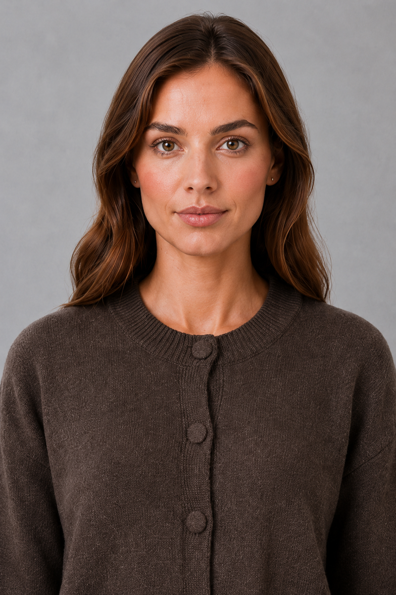 Shop this women’s chunky knit cardigan with a relaxed fit, round neck and thick knitted texture. A cosy everyday layer for autumn and winter.