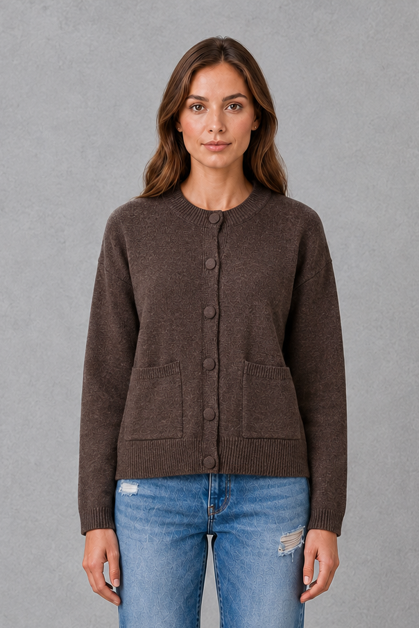 Shop this women’s chunky knit cardigan with a relaxed fit, round neck and thick knitted texture. A cosy everyday layer for autumn and winter.