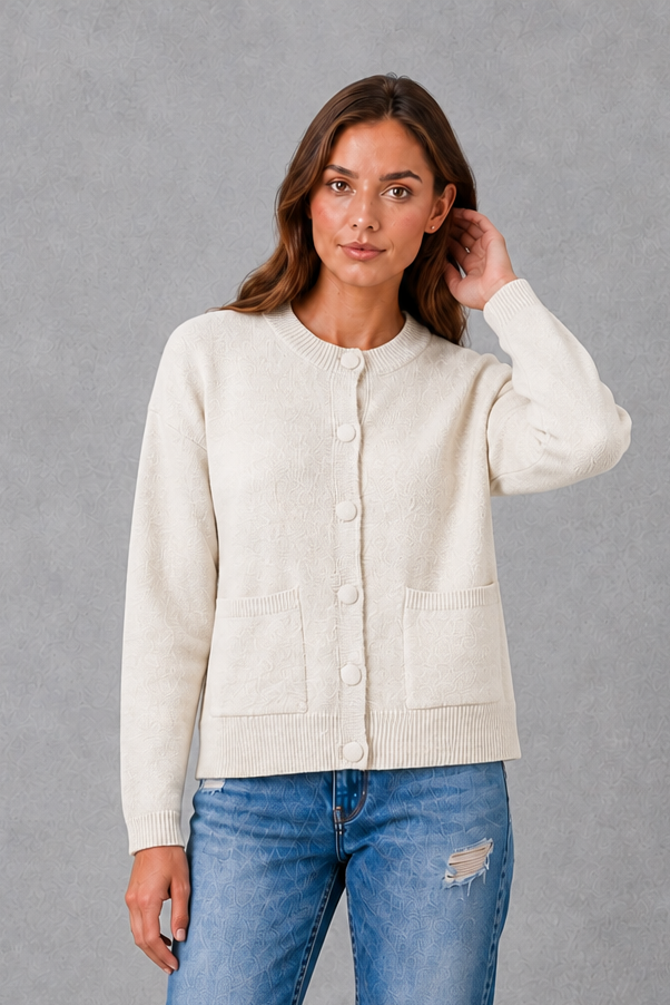 Shop this women’s chunky knit cardigan with a relaxed fit, round neck and thick knitted texture. A cosy everyday layer for autumn and winter.