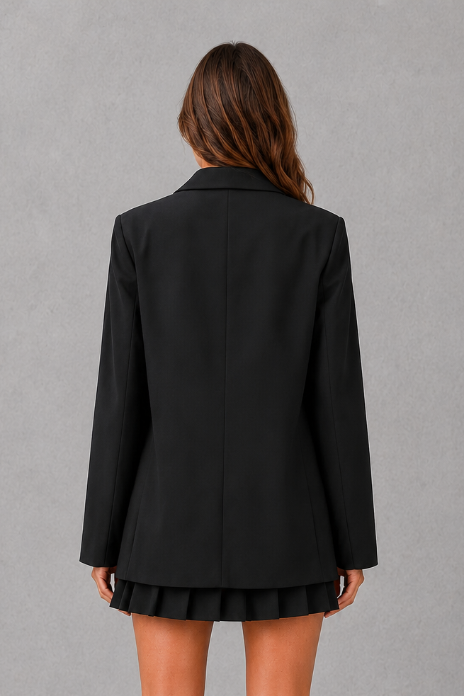 Women’s oversized double breasted blazer with wide peak lapels, structured shoulders, front patch pockets and a classic tailored silhouette.