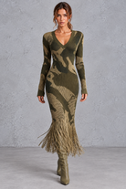 Women’s V-neck knitted jumper dress with long sleeves and fringe hem, midi length – image 15