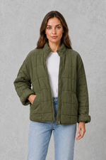 Shop this women’s oversized quilted jacket with lightweight padding, a relaxed fit and practical pockets. Ideal for autumn and transitional UK weather.