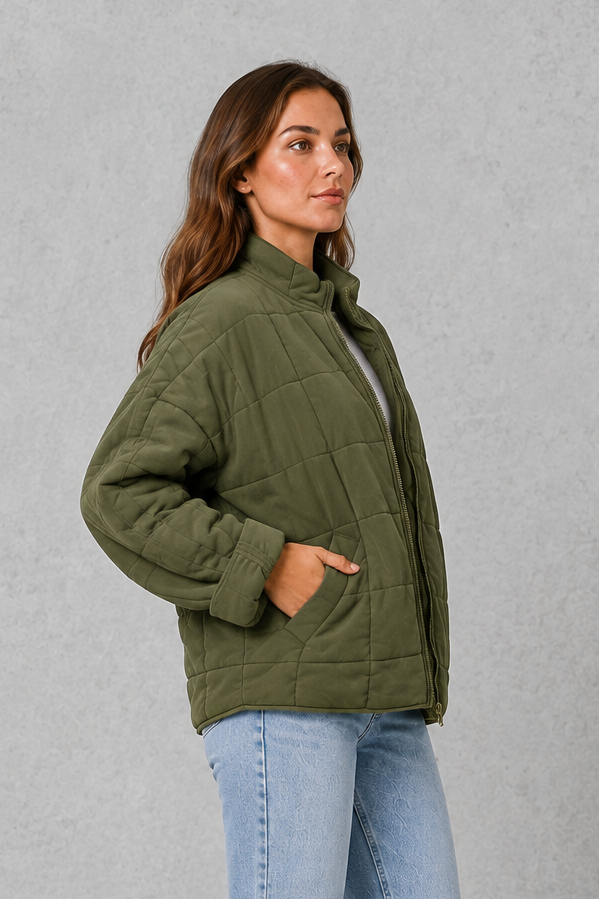 Shop this women’s oversized quilted jacket with lightweight padding, a relaxed fit and practical pockets. Ideal for autumn and transitional UK weather.