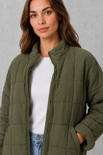 Shop this women’s oversized quilted jacket with lightweight padding, a relaxed fit and practical pockets. Ideal for autumn and transitional UK weather.