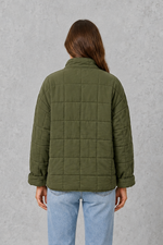 Shop this women’s oversized quilted jacket with lightweight padding, a relaxed fit and practical pockets. Ideal for autumn and transitional UK weather.