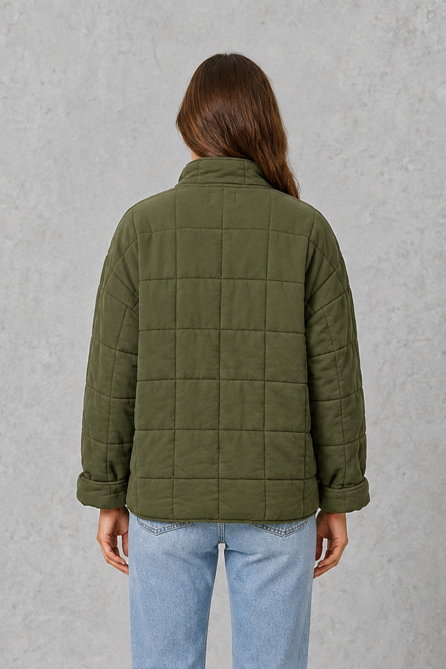 Shop this women’s oversized quilted jacket with lightweight padding, a relaxed fit and practical pockets. Ideal for autumn and transitional UK weather.