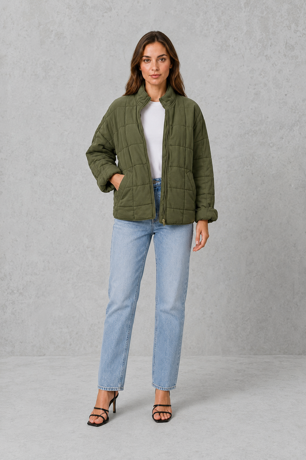 Shop this women’s oversized quilted jacket with lightweight padding, a relaxed fit and practical pockets. Ideal for autumn and transitional UK weather.