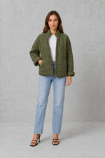 Shop this women’s oversized quilted jacket with lightweight padding, a relaxed fit and practical pockets. Ideal for autumn and transitional UK weather.