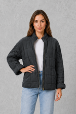 Shop this women’s oversized quilted jacket with lightweight padding, a relaxed fit and practical pockets. Ideal for autumn and transitional UK weather.