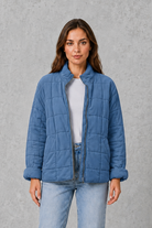 Shop this women’s oversized quilted jacket with lightweight padding, a relaxed fit and practical pockets. Ideal for autumn and transitional UK weather.