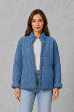 Shop this women’s oversized quilted jacket with lightweight padding, a relaxed fit and practical pockets. Ideal for autumn and transitional UK weather.