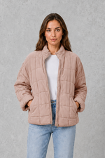Shop this women’s oversized quilted jacket with lightweight padding, a relaxed fit and practical pockets. Ideal for autumn and transitional UK weather.