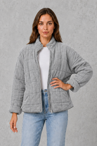 Shop this women’s oversized quilted jacket with lightweight padding, a relaxed fit and practical pockets. Ideal for autumn and transitional UK weather.