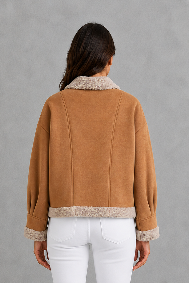 Women’s suede-look teddy coat with a relaxed fit, cosy texture, long sleeves and classic lapel collar.