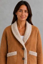 Women’s suede-look teddy coat with a relaxed fit, cosy texture, long sleeves and classic lapel collar.