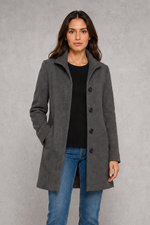 Women’s classic button-front coat with an elegant straight fit, long sleeves and a timeless design for autumn and spring wear.