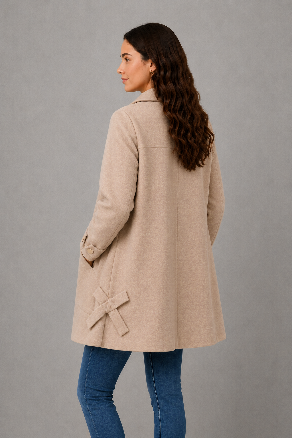 Women’s elegant oversized mid-length coat with spacious pockets and refined cuff detailing, designed for stylish autumn and winter layering.