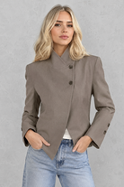 Women's lightweight travel blazer in a tailored regular fit with an open-front design, long sleeves and wrinkle-resistant synthetic fabric, ideal for work, travel and smart casual spring and autumn outfits.