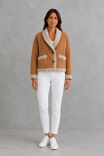 Women’s suede-look teddy coat with a relaxed fit, cosy texture, long sleeves and classic lapel collar.