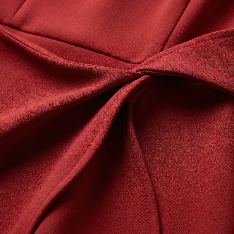 Close-up of a red fabric with a knot2